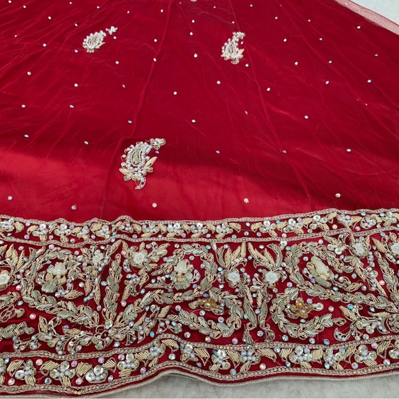 Traditional Pakistani Indian bridal lehenga in red - Picture 14 of 16